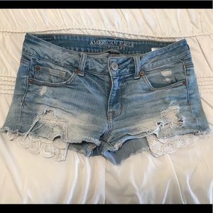SUPER CUTE LIGHT WASH DISTRESSED AE SHORTS 💙
